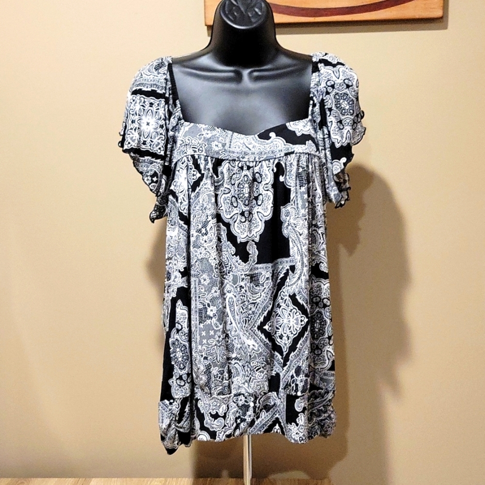 EUC Suzie Couture Black and White Flutter sleeve top XL